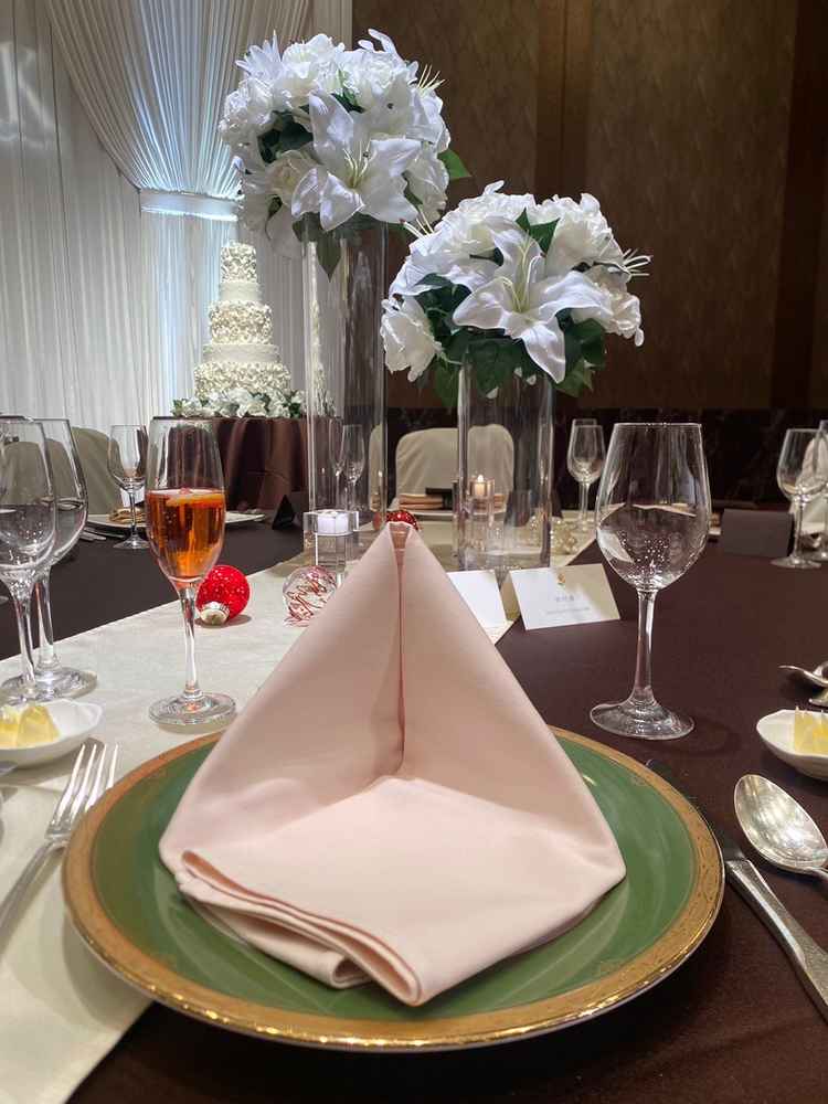 華やかなテーブルに食器やテーブルクロスが非常に彩りを与えておりました。