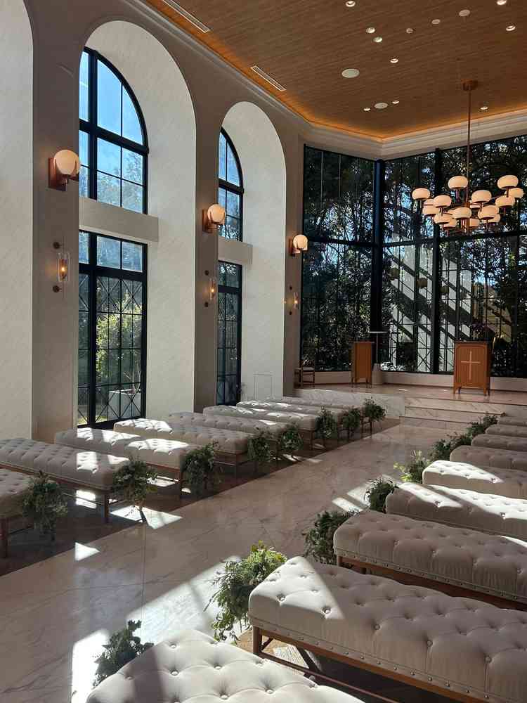 室内のチャペルの写真。太陽光がサイドから入ってくる為写真写りが良くなりそう。