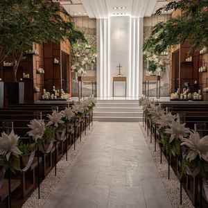 木のぬくもりが感じられるアットホームで清潔感のあるチャペルでした。