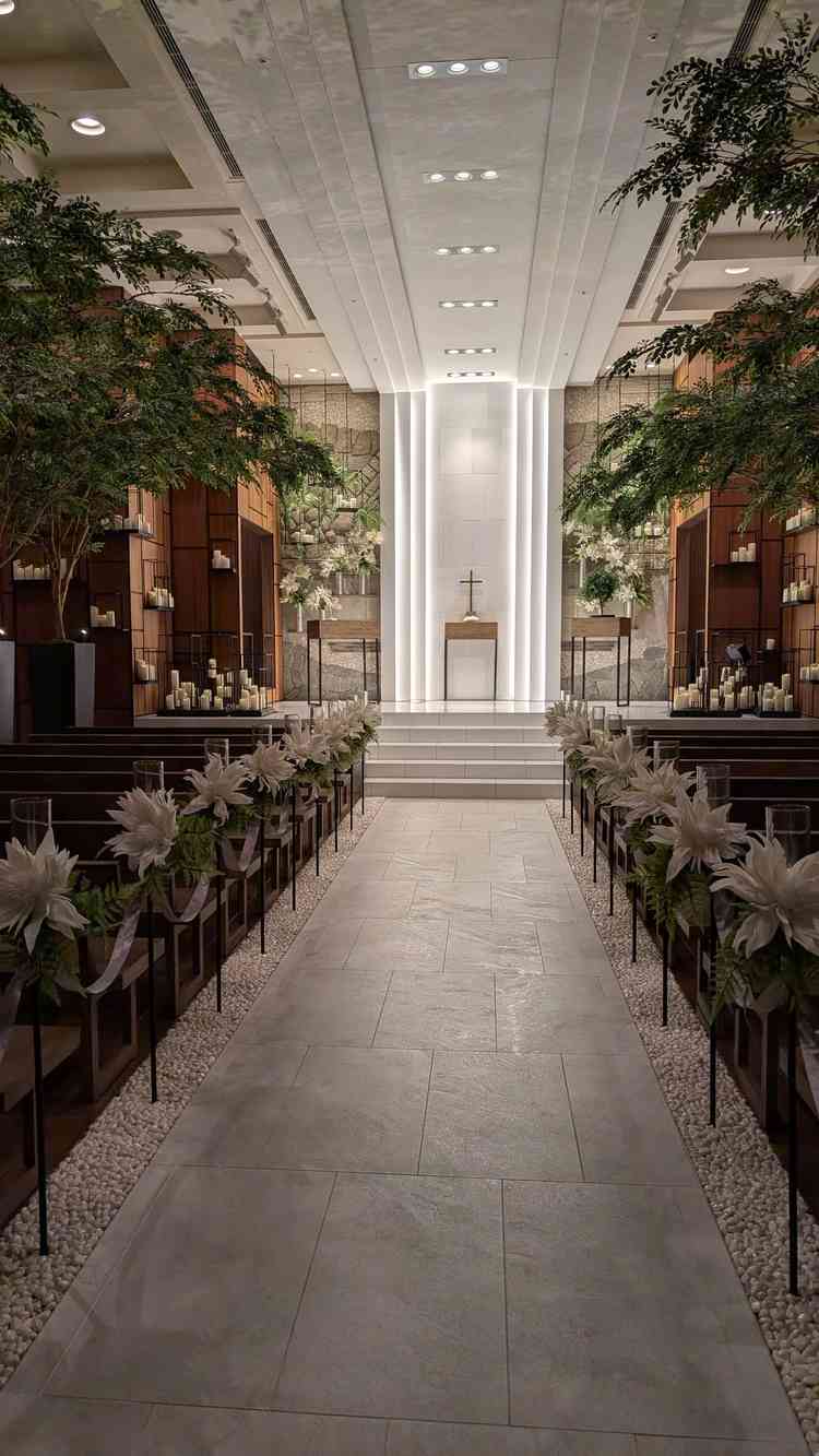 木のぬくもりが感じられるアットホームで清潔感のあるチャペルでした。