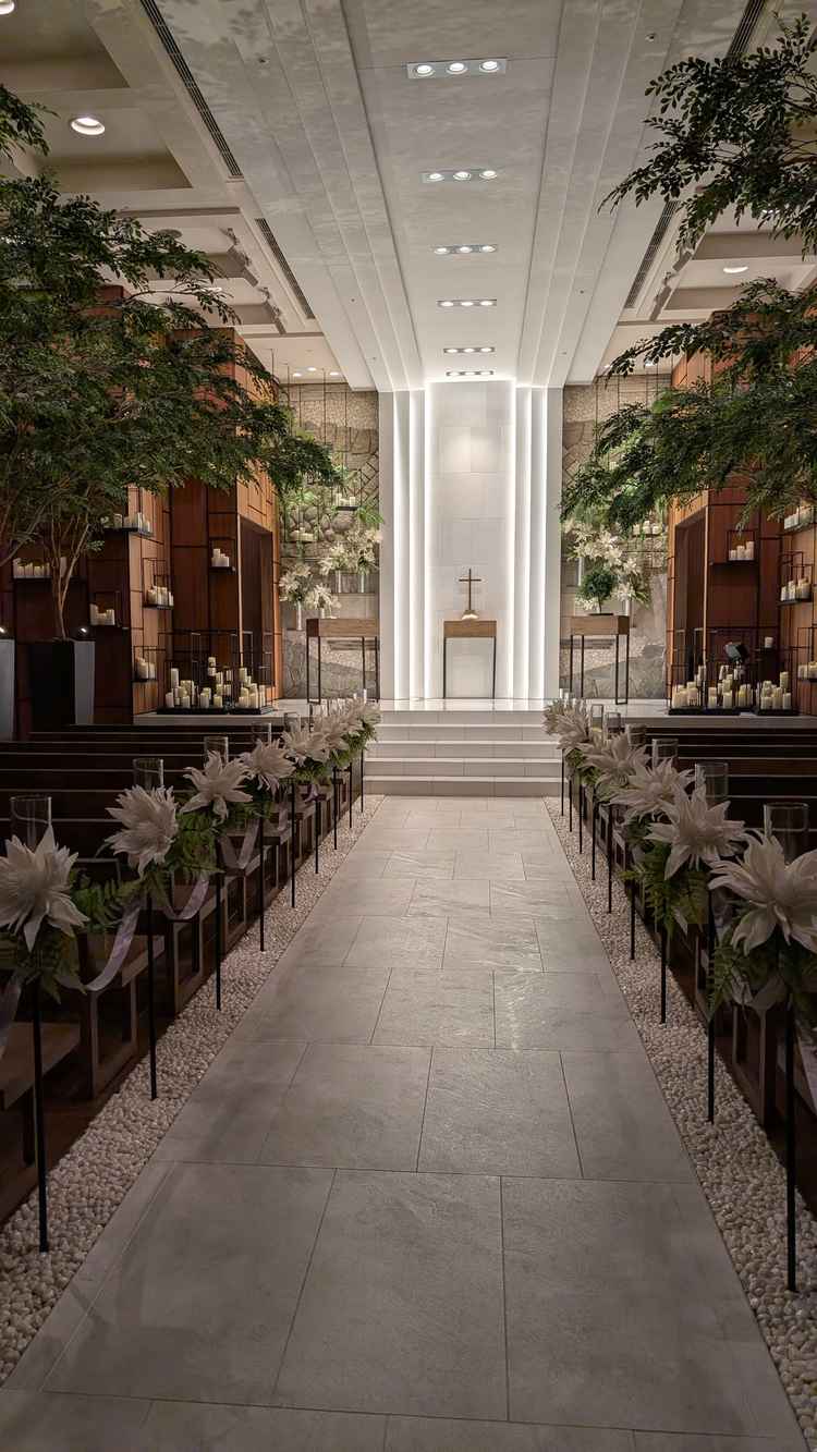 木のぬくもりが感じられるアットホームで清潔感のあるチャペルでした。