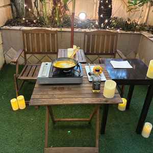 ゲストの待合室の外の装飾。自然の中でフランベなど自分好みの装飾ができるようです。