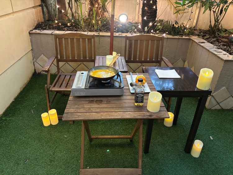 ゲストの待合室の外の装飾。自然の中でフランベなど自分好みの装飾ができるようです。