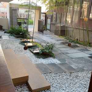 敷地内に入ってすぐ日本らしさを感じる表玄関。