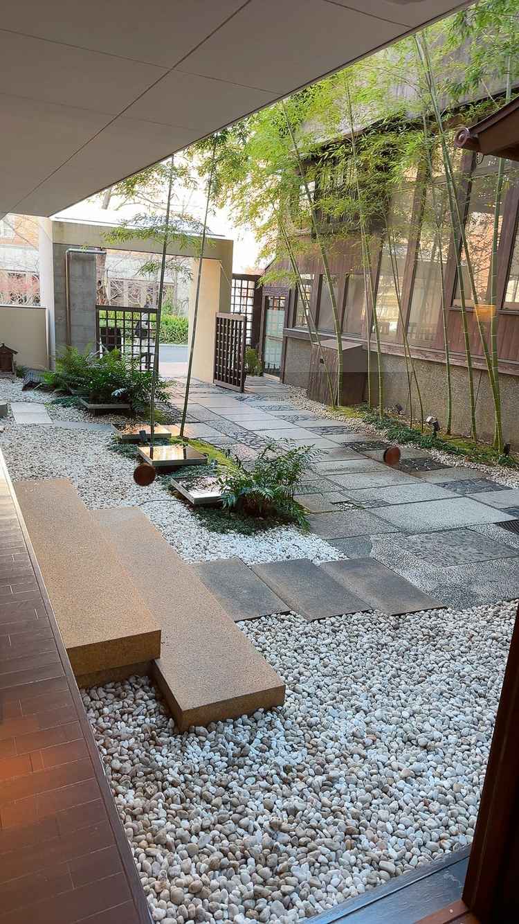 敷地内に入ってすぐ日本らしさを感じる表玄関。