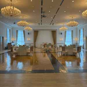 広い披露宴会場でゲストと食事を楽しめる。天候に左右されず、外からの光の調節が可能な空間となっている。