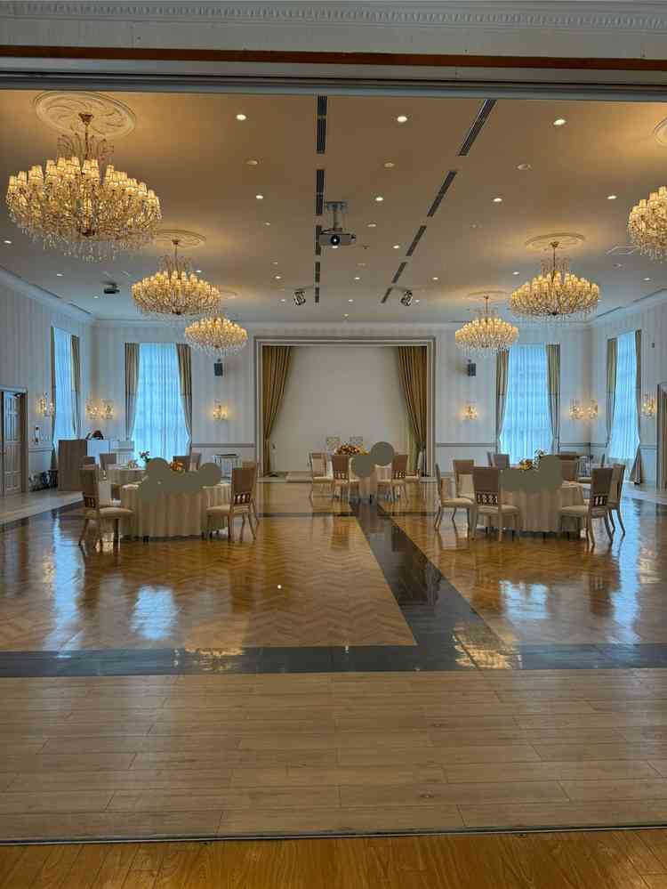 広い披露宴会場でゲストと食事を楽しめる。天候に左右されず、外からの光の調節が可能な空間となっている。