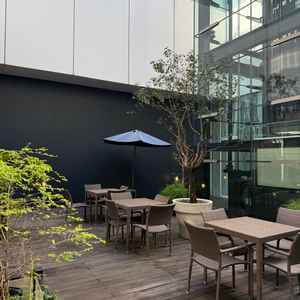 喫煙スペース。天気が良かったのでテラスで待機するのもいいなと思いました。