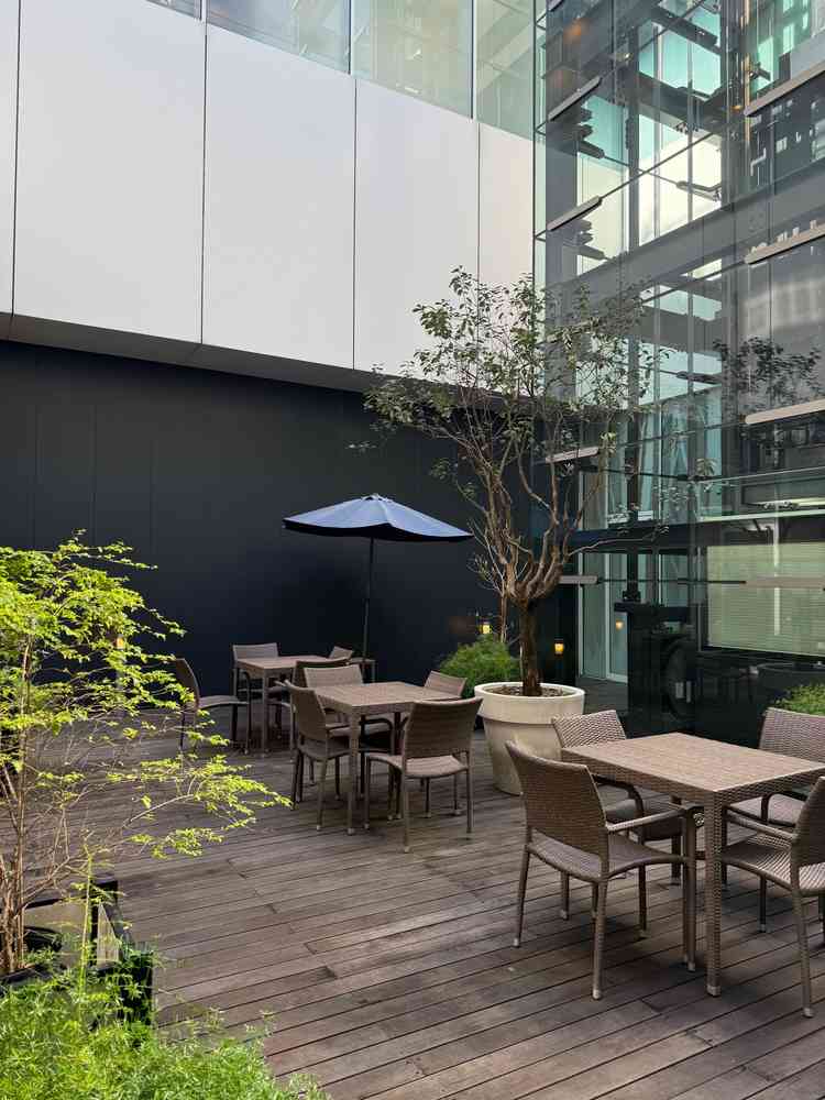 喫煙スペース。天気が良かったのでテラスで待機するのもいいなと思いました。