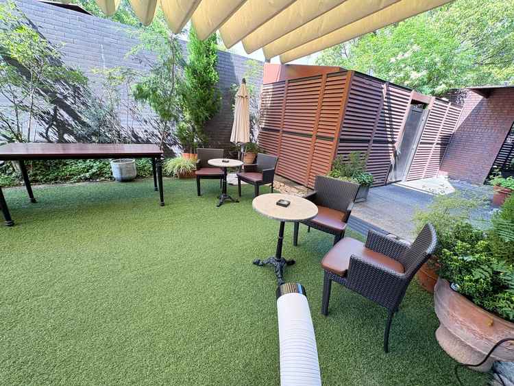 レストランの庭、喫煙場所