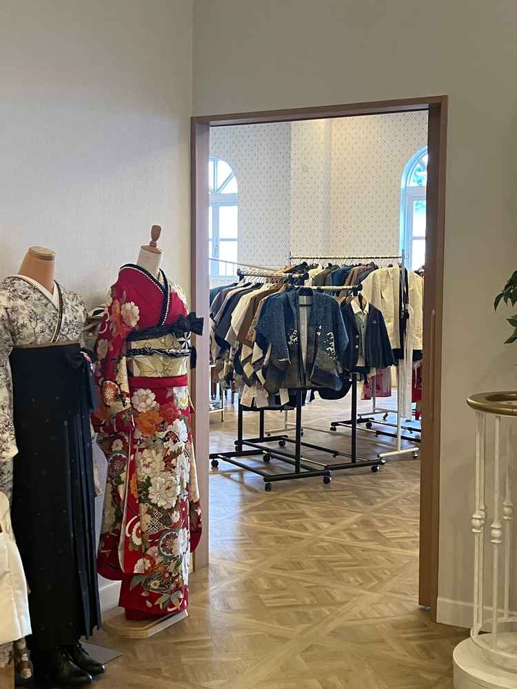衣装部屋。たくさんのドレスや和装を見ることができた。