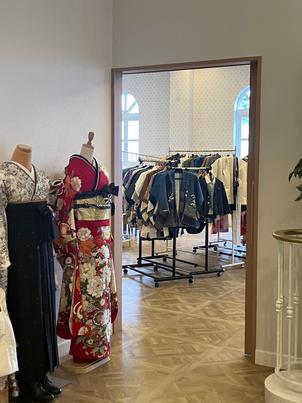 衣装部屋。たくさんのドレスや和装を見ることができた。