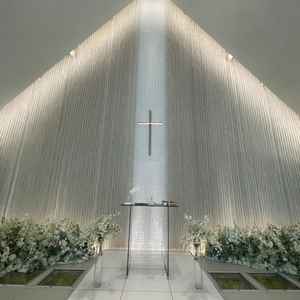 チャペルの内観写真。白を基調とした作りで素敵でした。