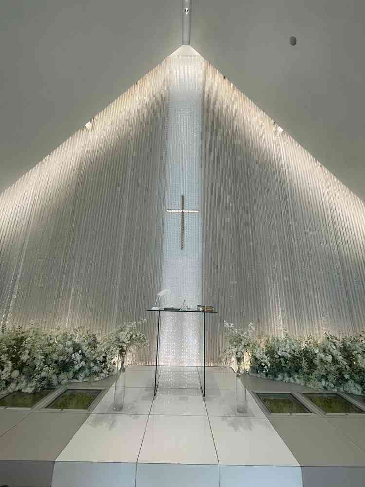 チャペルの内観写真。白を基調とした作りで素敵でした。