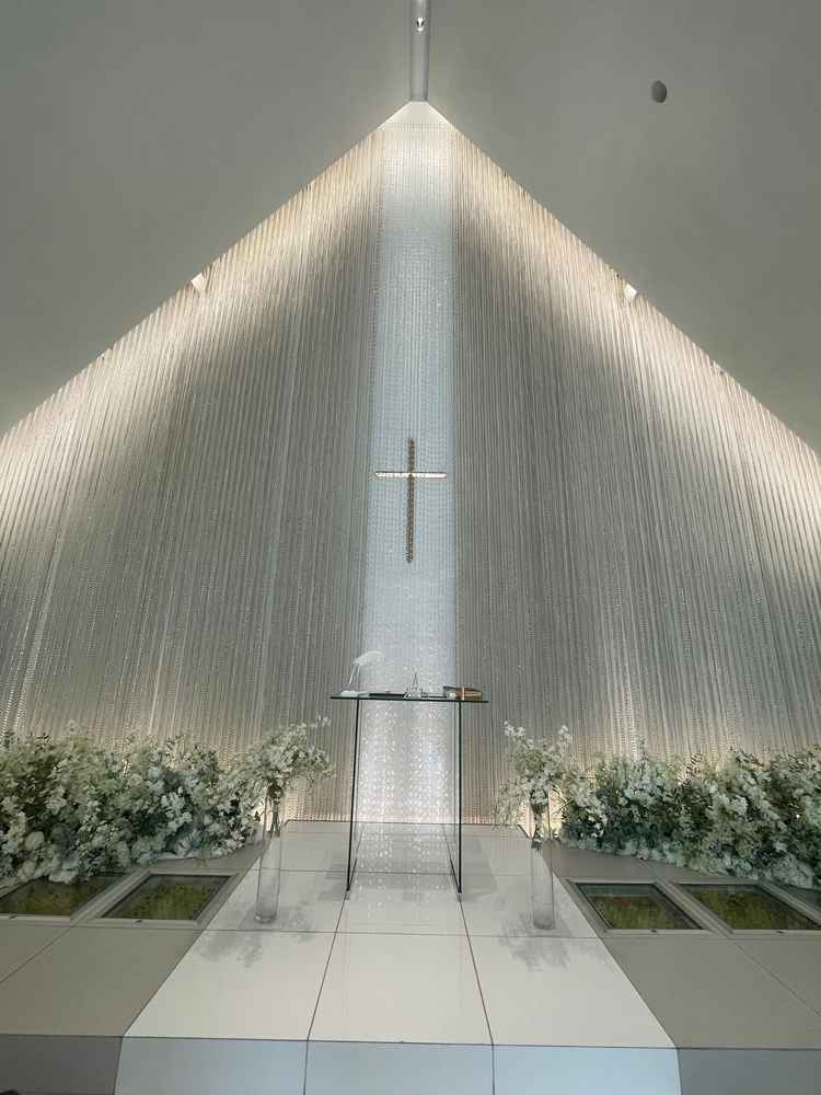 チャペルの内観写真。白を基調とした作りで素敵でした。