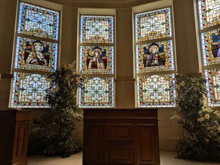 チャペルの雰囲気とステンドグラスの温かな光