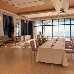 青、白基調のすっきりとした印象の披露宴会場