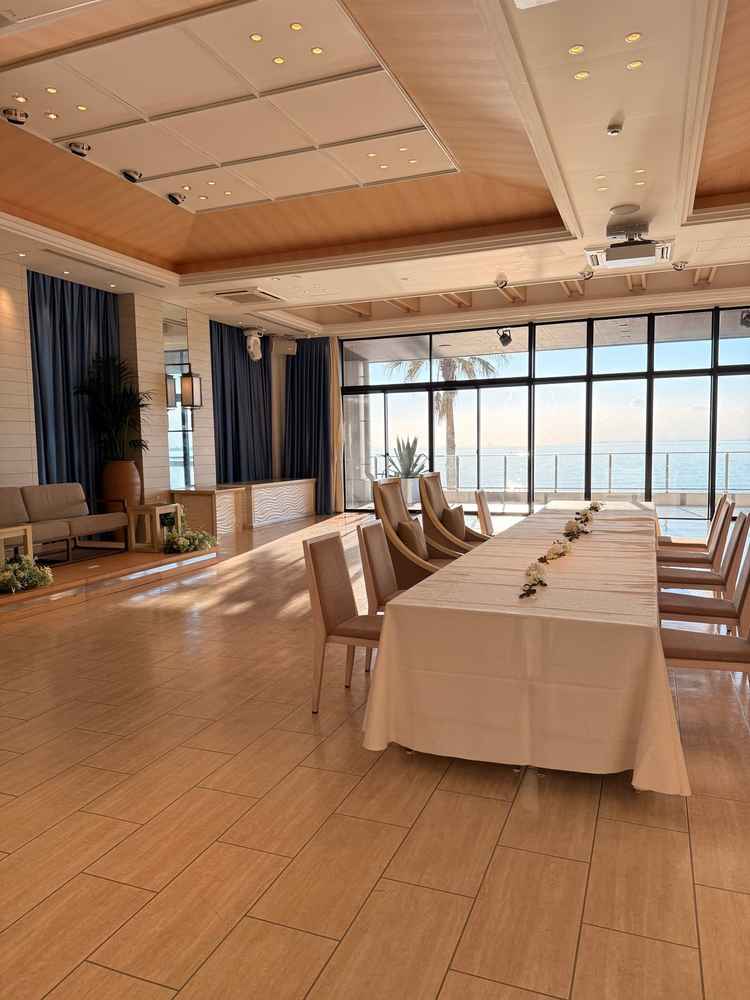 青、白基調のすっきりとした印象の披露宴会場