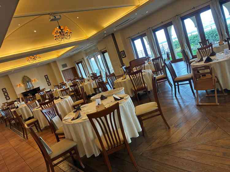 温かい雰囲気の披露宴会場