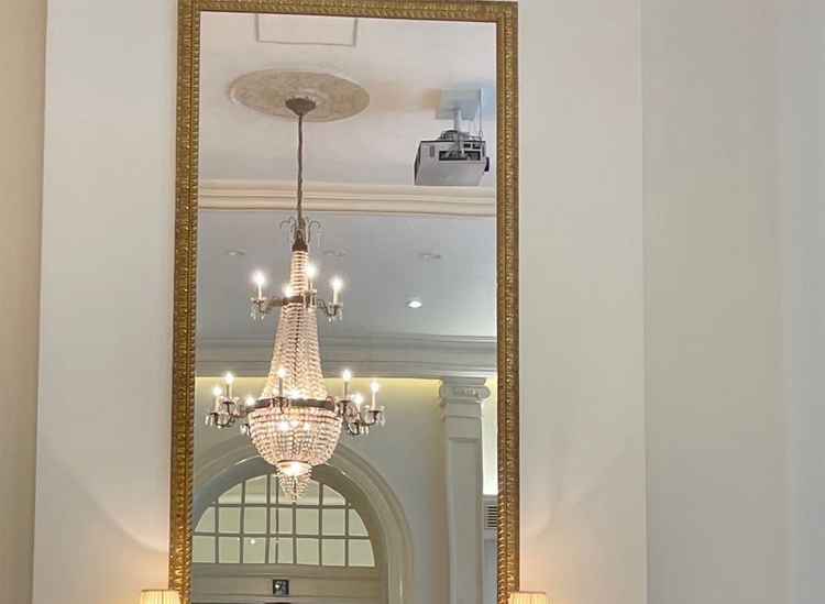 鏡越しのシャンデリア