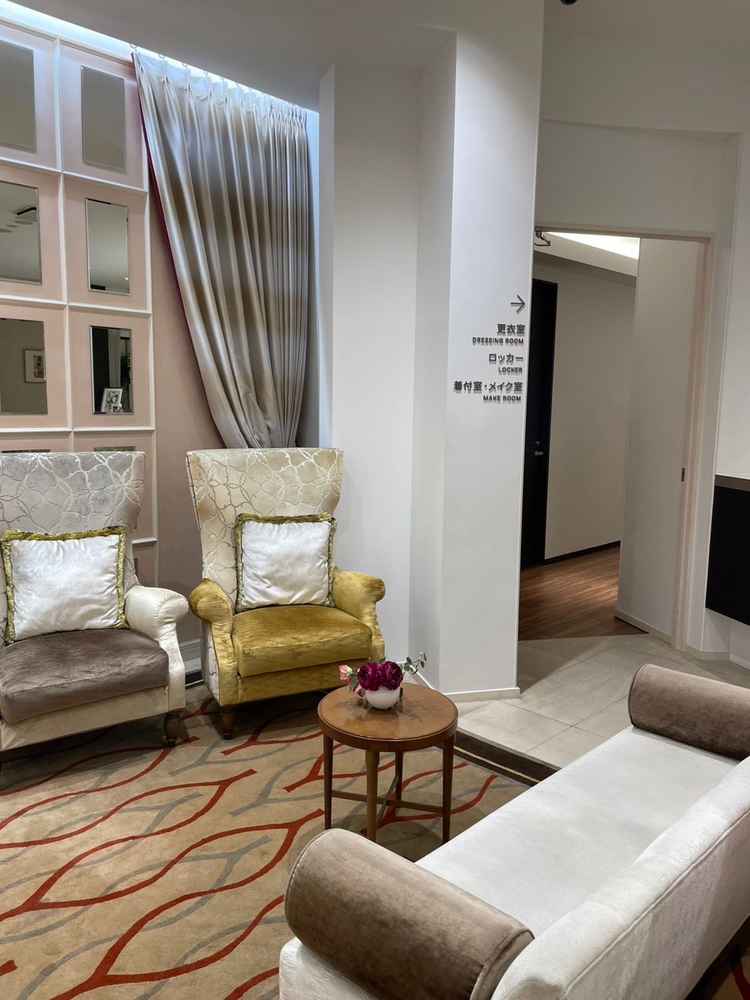 チャペルの地下の待合室。ゲストが使えるメイク室もあり機能的でした。