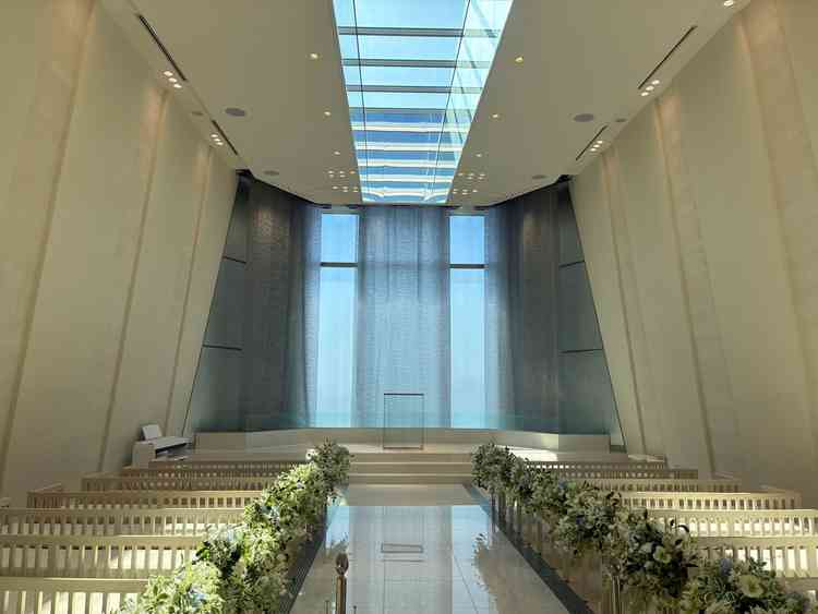 太陽光が降り注ぐチャペル