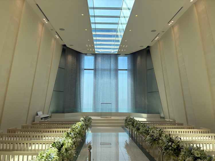 太陽光が降り注ぐチャペル