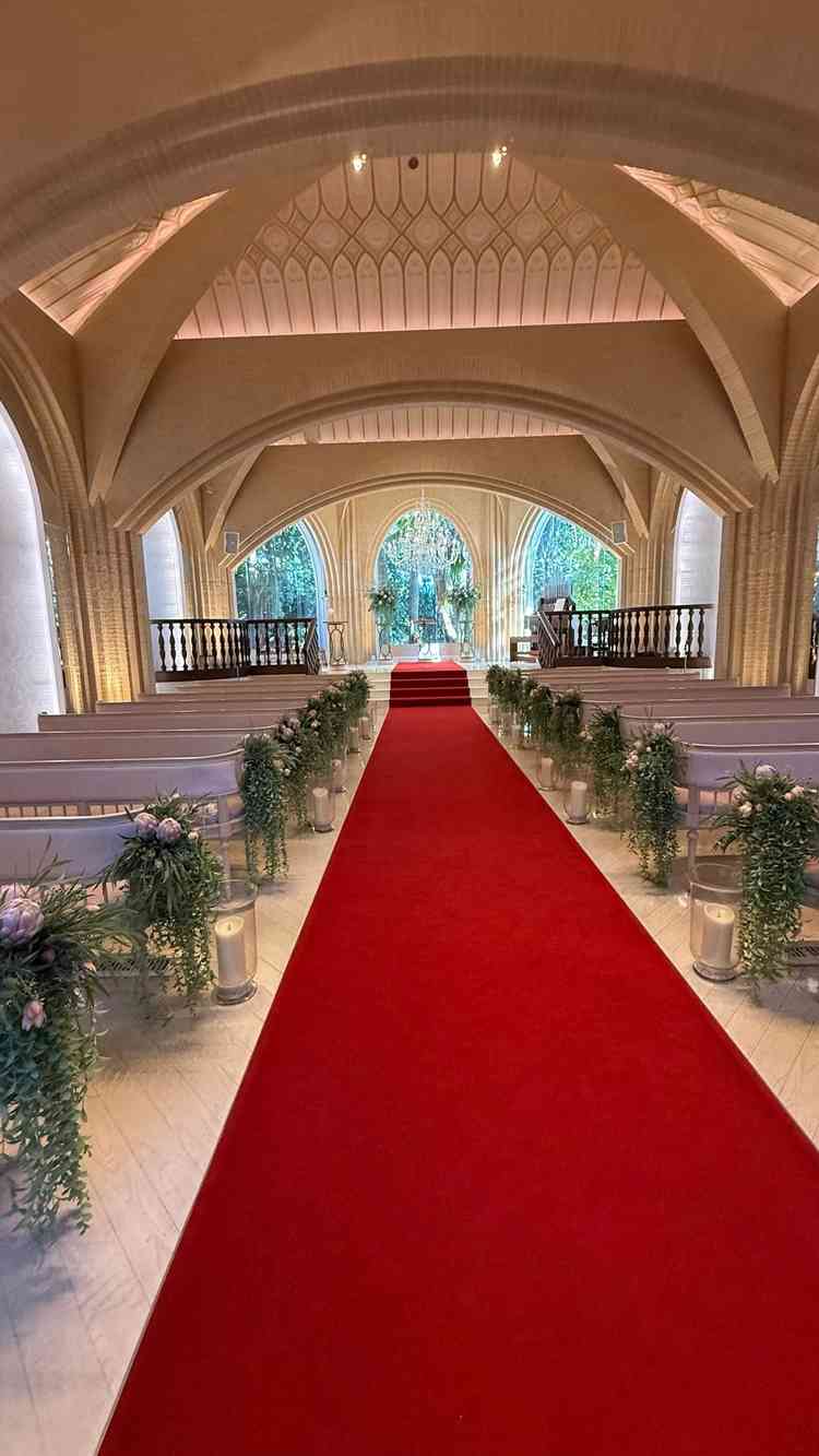 記念堂の中の写真。綺麗にまとまった印象に加え、外と内の自然感で爽やか雰囲気があった。