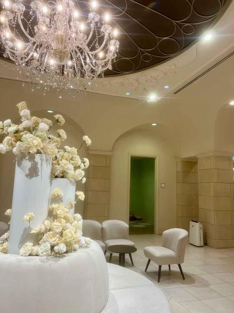 入ってすぐにあるエントランス。白を基調としており、シャンデリアも素敵で、入口からときめきました