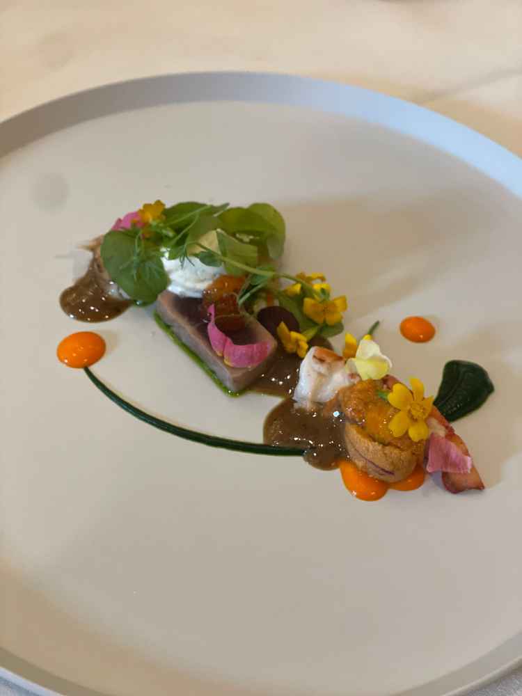 前菜は美味しかったです。メインは普通でした。料理こだわるなら違うかなと。