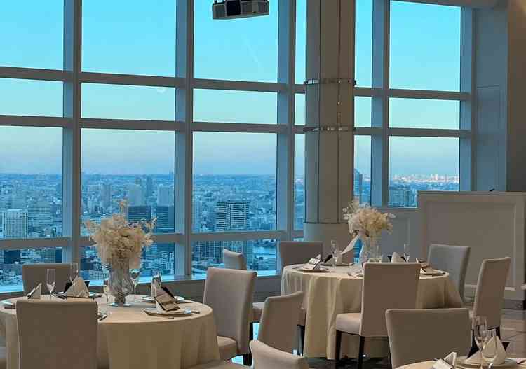 披露宴会場のテーブルの雰囲気。プロジェクターも完備されていた。白基調で綺麗だった。