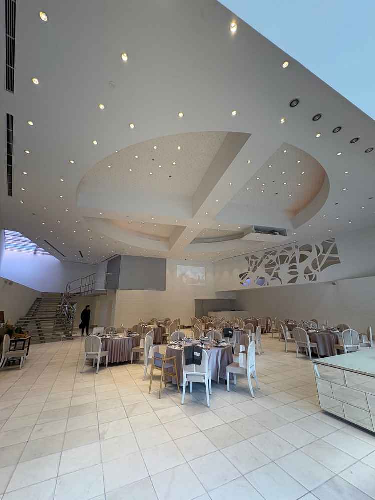 明るく開放感のある披露宴会場