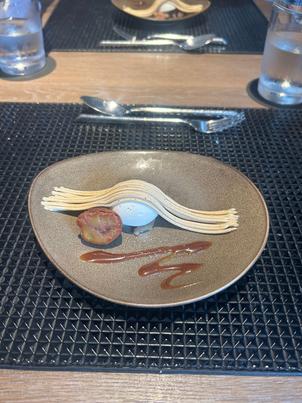このモンブランは提供前にドライアイスの演出があり、食事をエンタメとして楽しめる要素が良かった。