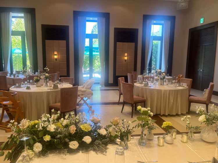 光のチャペルのセットの披露宴会場、アクトロ