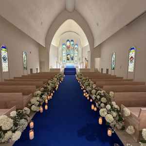 チャペルの様子。青いバージンロードが素敵でした。