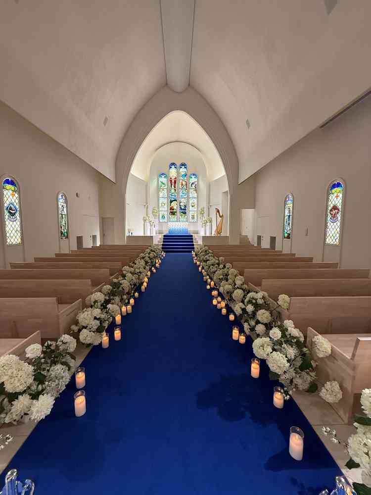 チャペルの様子。青いバージンロードが素敵でした。