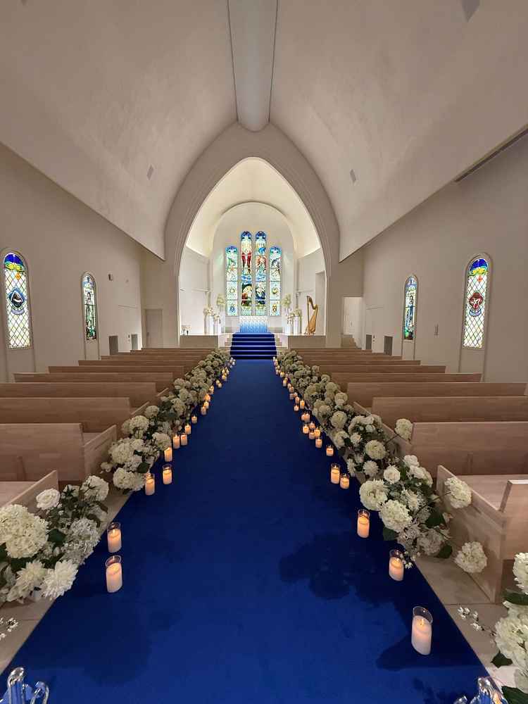 チャペルの様子。青いバージンロードが素敵でした。