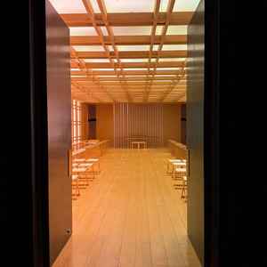 木のチャペルと迷うくらい素敵な神殿。どこか現代っぽく参列者も結構入るので魅力的でした。