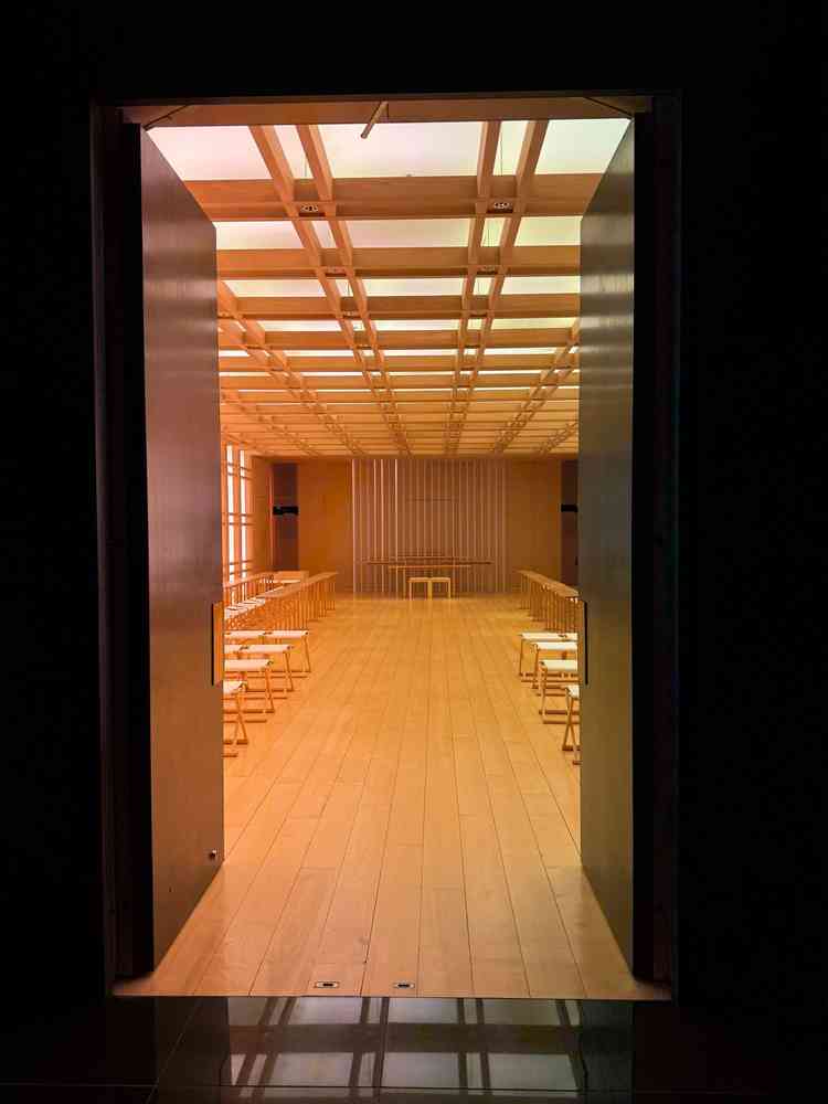 木のチャペルと迷うくらい素敵な神殿。どこか現代っぽく参列者も結構入るので魅力的でした。