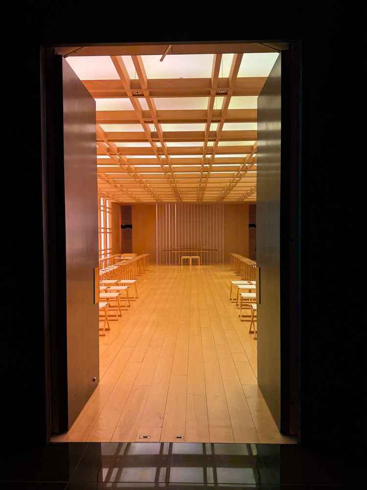 木のチャペルと迷うくらい素敵な神殿。どこか現代っぽく参列者も結構入るので魅力的でした。