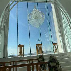 花嫁側の参列席に座った場所からの写真。青空がパッと綺麗。少し眩しいとも思った。