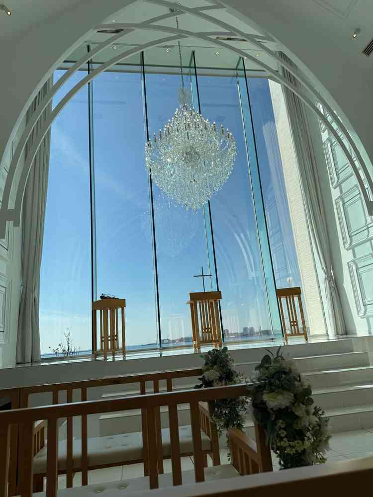 花嫁側の参列席に座った場所からの写真。青空がパッと綺麗。少し眩しいとも思った。