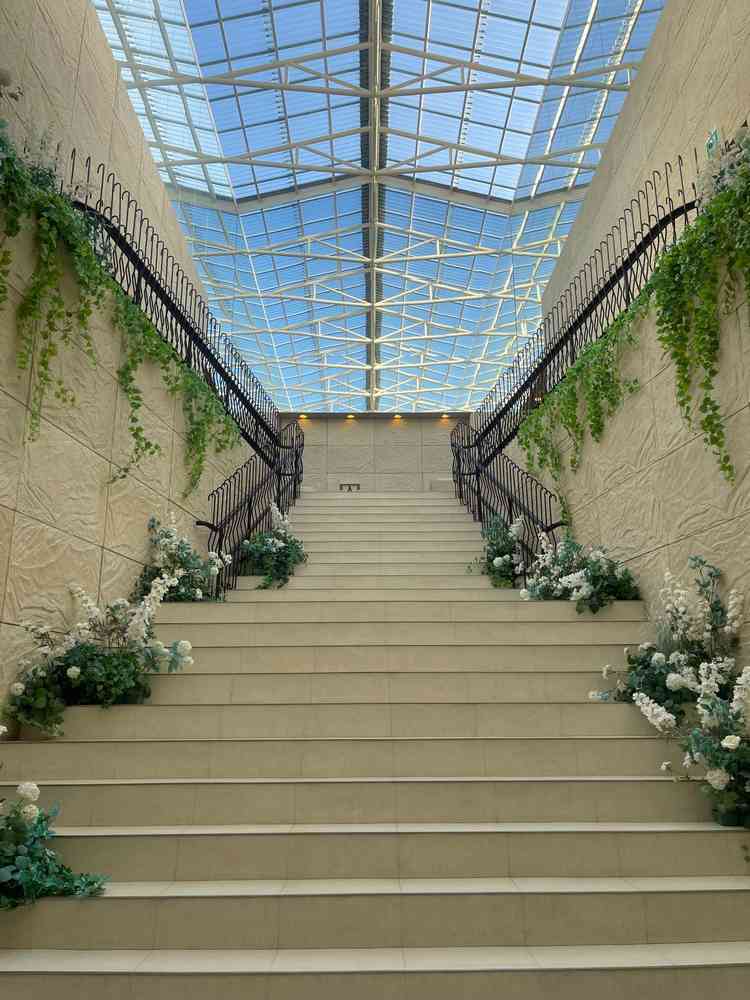 待合室から挙式会場へ向かう途中にある大階段です。空の青に対して階段と壁の白が映えてとても綺麗でした。