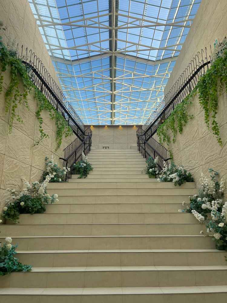 待合室から挙式会場へ向かう途中にある大階段です。空の青に対して階段と壁の白が映えてとても綺麗でした。