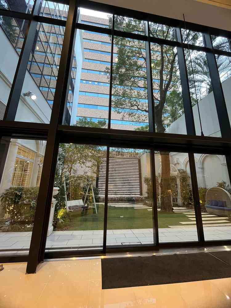 披露宴会場併設のガーデン。デザートビュッフェの会場にも使えるそうです。