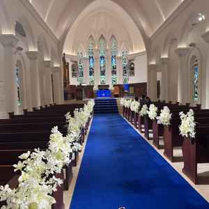 青いヴァージンロードが特徴のチャペルです。ウェディングドレスが綺麗に映えるとのことです。