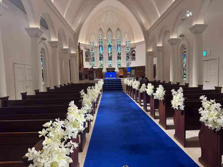 青いヴァージンロードが特徴のチャペルです。ウェディングドレスが綺麗に映えるとのことです。