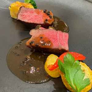 試食のステーキ。牛肉は北海道の指定農場の牛肉を使用しており、旨みがあり美味しかった！