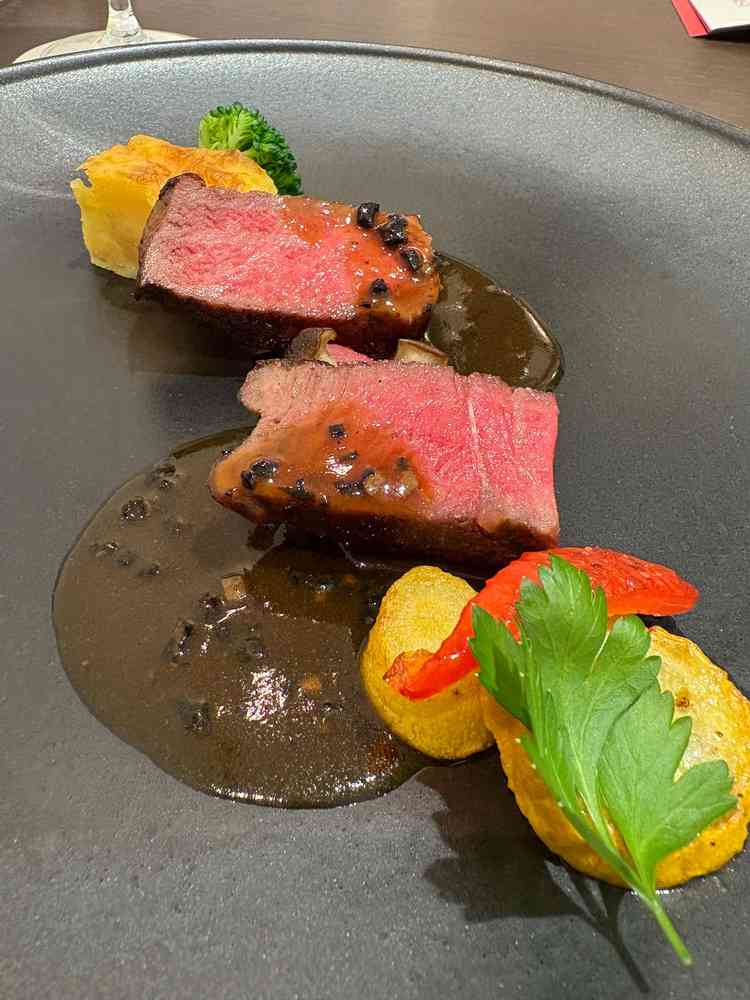 試食のステーキ。牛肉は北海道の指定農場の牛肉を使用しており、旨みがあり美味しかった！