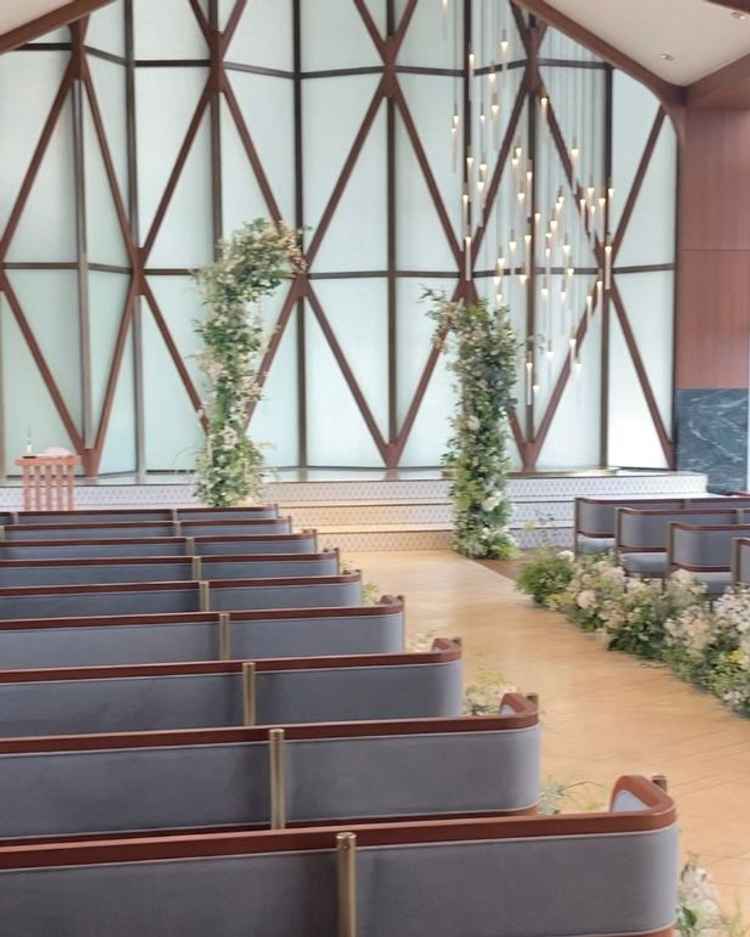 挙式場は高層階で自然光が入るととても綺麗でした。写真映えもしそうです。